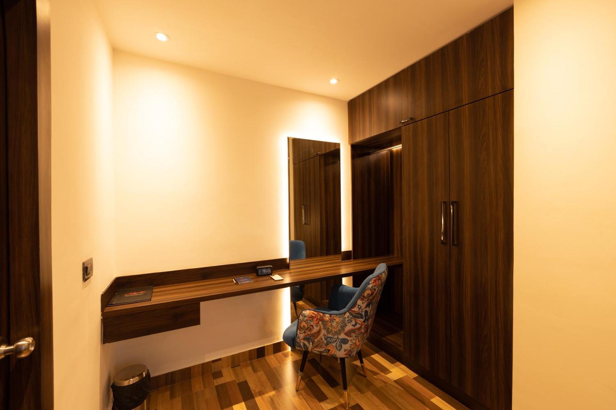 Hyphen Business Hotel Noida Exterior foto